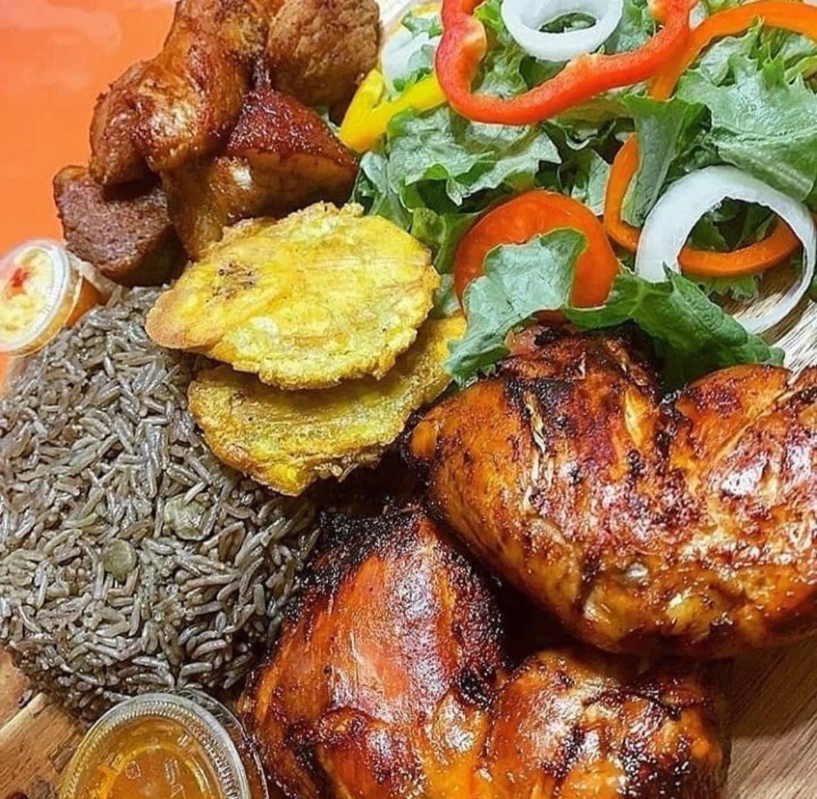 Salad macaroni, diri, bannann peze, pikliz ak griyo